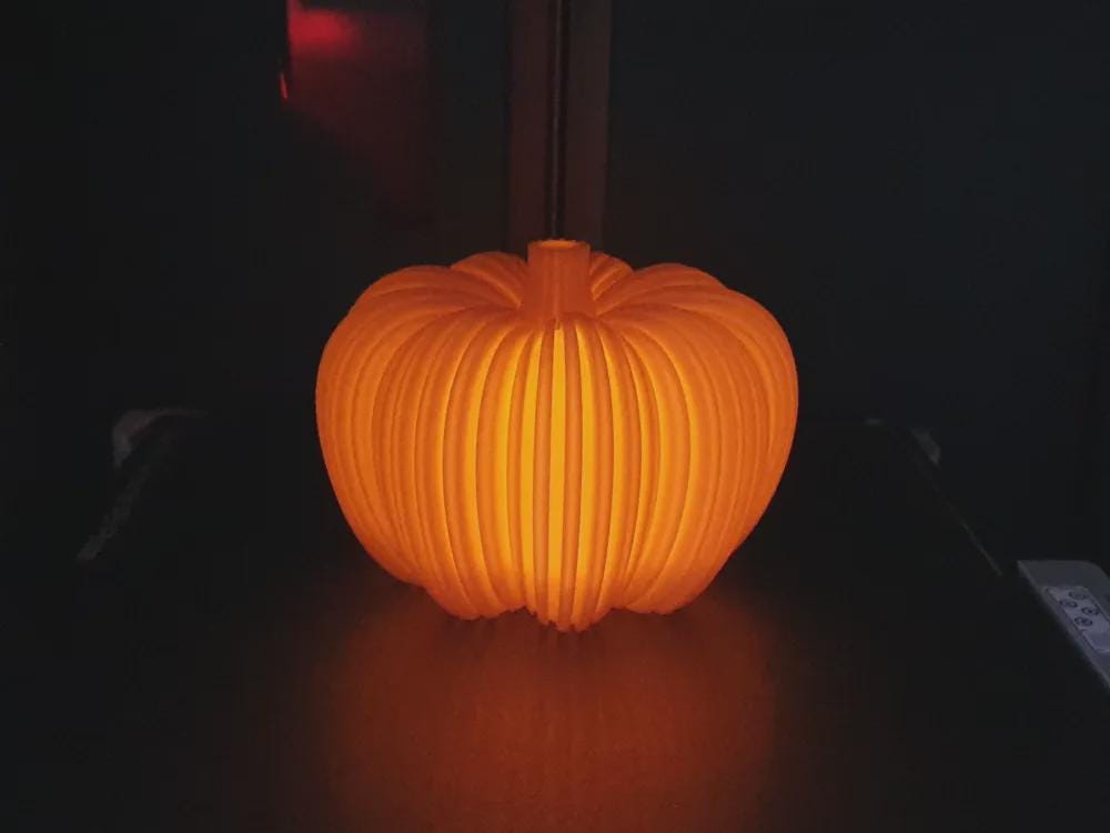 Halloween-Kürbis aus PLA mit LED-Teelichtfach, gerippte Deko