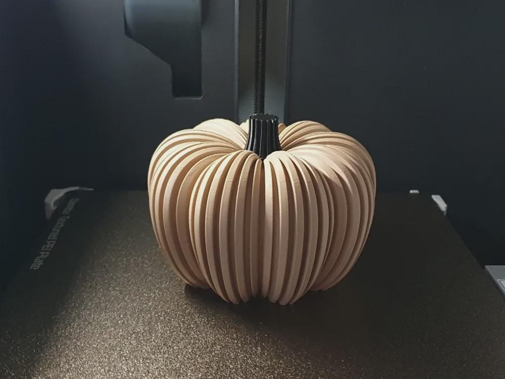Halloween-Kürbis aus PLA mit LED-Teelichtfach, gerippte Deko