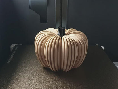 Halloween-Kürbis aus PLA mit LED-Teelichtfach, gerippte Deko